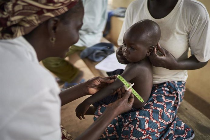Una enfermera comprueba si un niño presenta desnutrición en el norte de Camerún