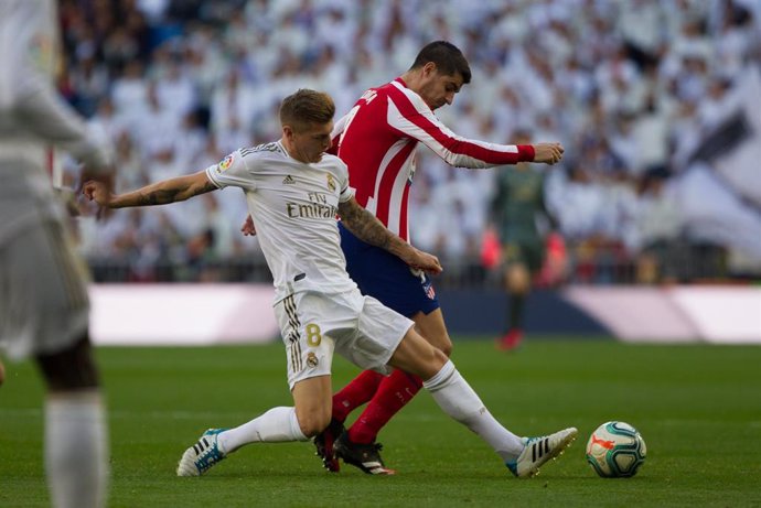 Kroos pugna con Morata en el derbi Real Madrid-Atlético de Madrid de LaLiga Santander 2019-2020