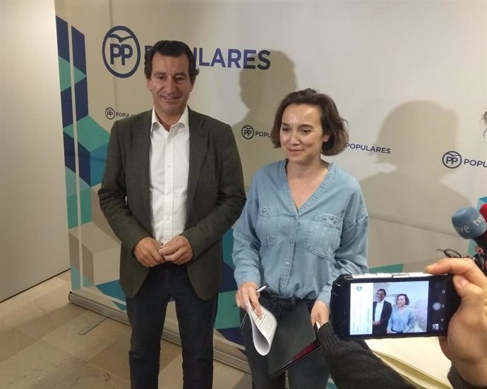 El presidente del PP en Baleares, Biel Company, con la vicesecretaria general de Política Social del PP, Cuca Gamarra.