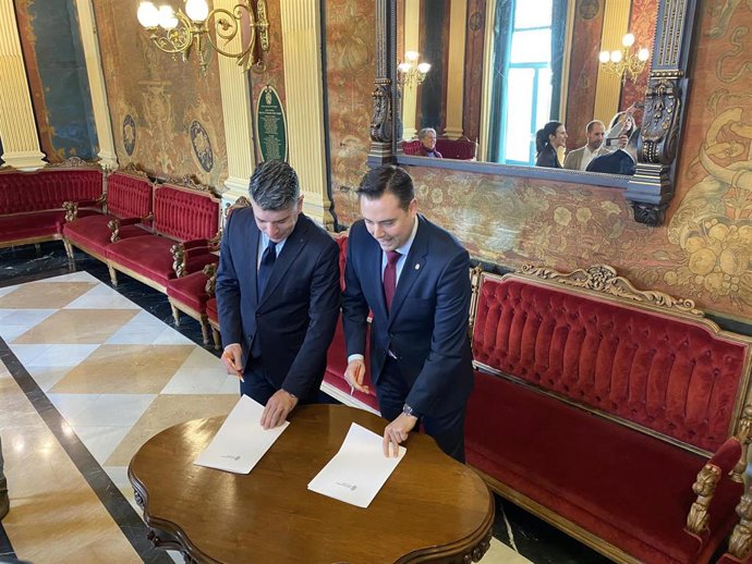 A La Izquierda, Vicente Marañón, Portavoz Del Grupo Municipal De Ciudadanos, Y Daniel De La Rosa, Alcalde De Burgos