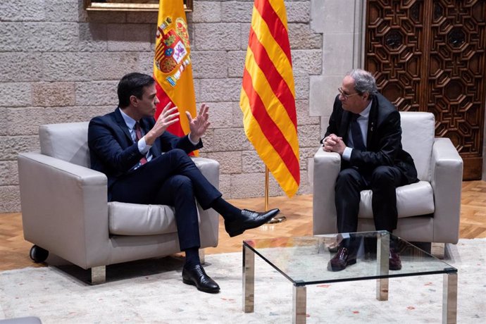 El presidente de la Generalitat, Quim Torra (dech) y el presidente del Gobierno, Pedro Sánchez (izq), durante su reunión, en Barcelona /Catalunya (España), a 6 de febrero de 2020.