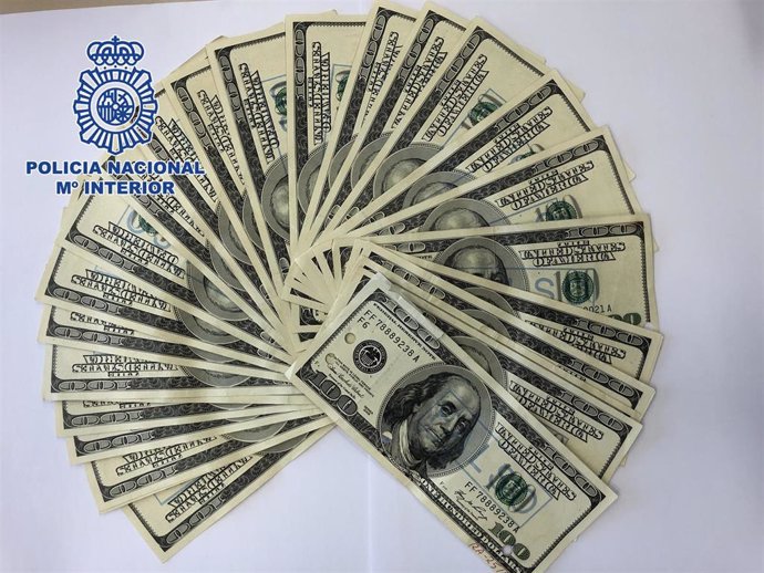 Dólares falsificados intervenidos por la Policía Nacional en Ribeira (A Coruña) en una operación con ocho detenidos.