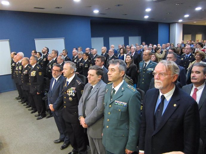 Representantes de diversas instituciones participan en el acto organizado por los 196 años de la Policía Nacional