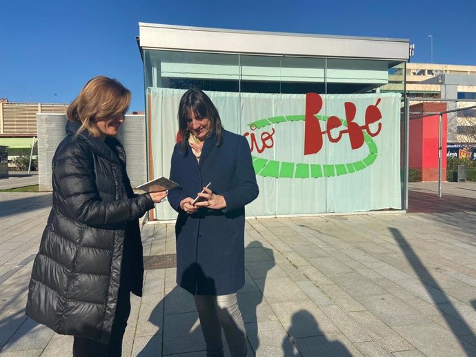 La portavoz del PSOE, Pilar Alegría, delante del Espacio Bebé