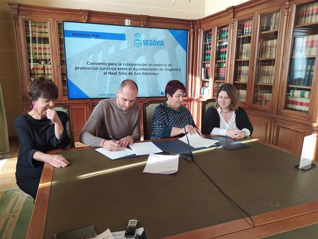 La alcaldesa de Segovia, Clara Luquero, y el alcalde del Real Sitio, Samuel Alonso, firman convenio de colaboración.