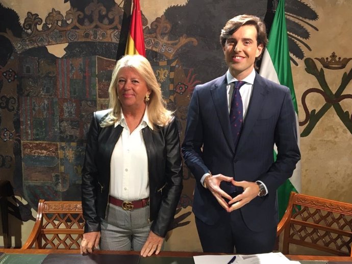 La alcaldesa de Marbella y senadora del PP, Ángeles Muñoz, con el diputado nacional y vicesecretario de Comunicación del PP, Pablo Montesinos.