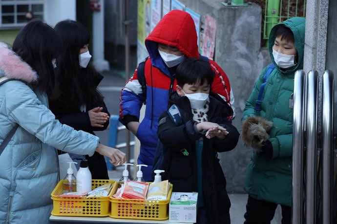 06 February 2020, South Korea, Seoul: Students disinfect their hands in front of Nambu Elementary School, amid fears over the spread of the new coronavirus originating from China. Photo: -/YNA/dpa