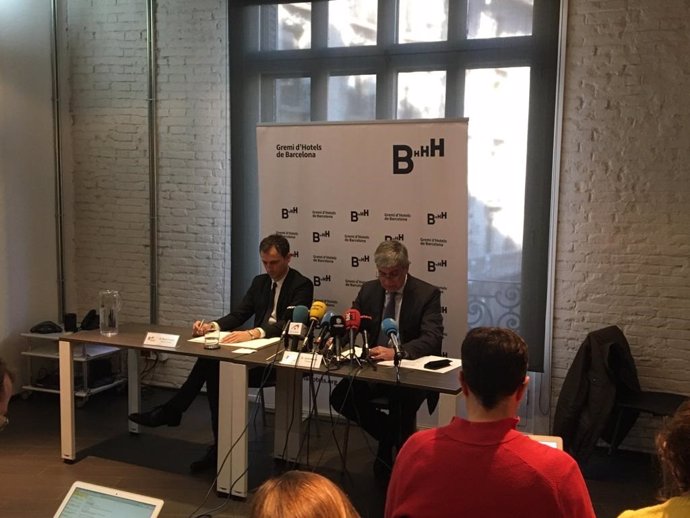 El director general del Gremi d'Hotels de Barcelona, Manel Casals, y su presidente, Jordi Mestre, en rueda de prensa este jueves