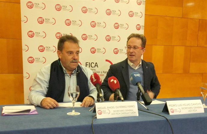 El secretario de FICA-UGT en Castilla y León, Miguel Ángel Gutiérrez Fierro, junto al secretario confederal de FICA-UGT, Pedro Luis Hojas, en una rueda de prensa en Valladolid.
