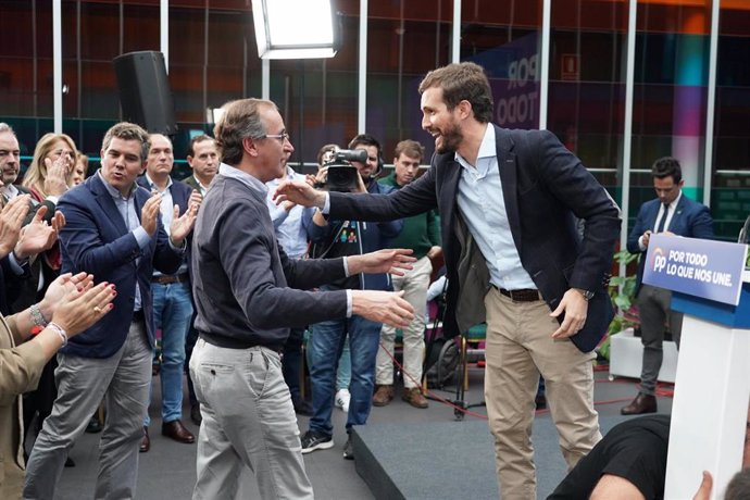 (I-D) El presidente del PP vasco, Alfonso Alonso, y el presidente del PP, Pablo Casado, se saludan durante un acto electoral del Partido Popular en Vitoria (Euskadi/España) a 1 de noviembre de 2019.