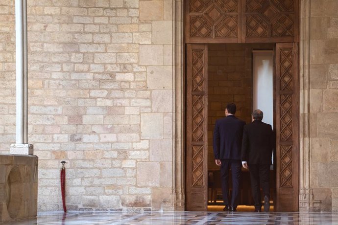 El president de la Generalitat, Quim Torra (D) i el president del Govern central, Pedro Sánchez (E), abans de comenar la reunió, Barcelona /Catalunya (Espanya), 6 de febrer del 2020.