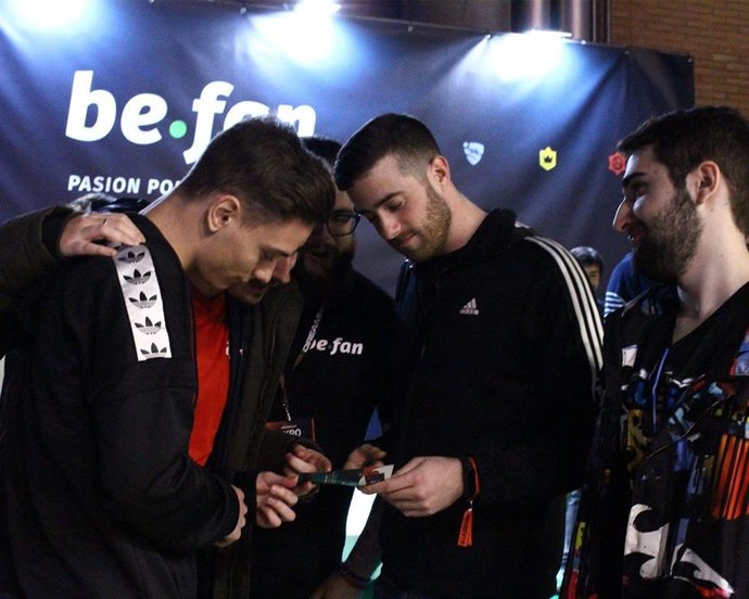 El equipo de Be.Fan explica a los visitantes cómo participar