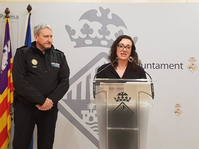La regidora de Seguridad Ciudadana del Ayuntamiento de Palma, Joana Adrover, en rueda de prensa