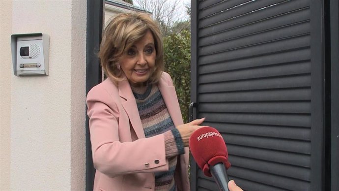 María Teresa Campos atiende a la prensa a las puertas de su domicilio en Madrid