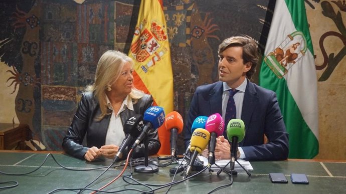 El vicesecretario de Comunicación del PP, Pablo Montesinos, con la alcaldesa de Marbella, Angeles Muñoz.