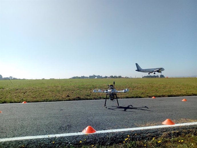 Primer vuelo de un dron en el entorno de una pista de aterrizaje