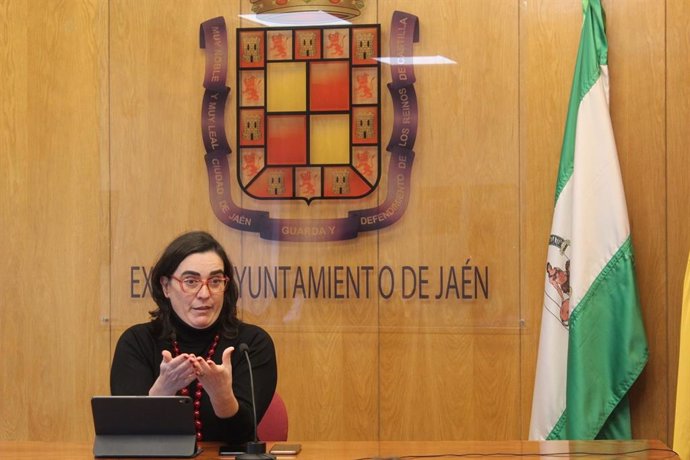 La concejal de Hacienda, María Orozco, durante la rueda de prensa