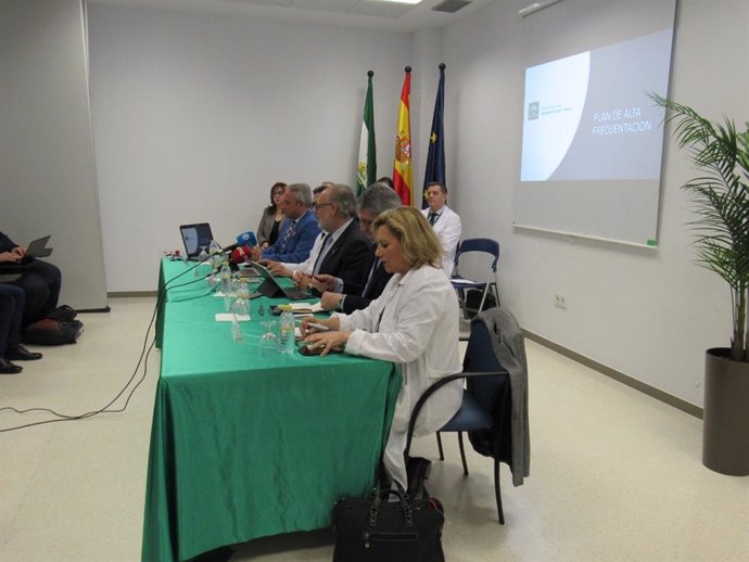 En primer plano, la portavoz del grupo asesor de seguimiento del coronavirus en Andalucía, Inmaculada Salcedo