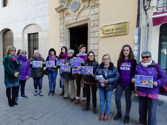Representantes de colectivos de mujeres excluidos de las ayudas del IAM ante la Delegación del Gobierno andaluz en Córdoba.