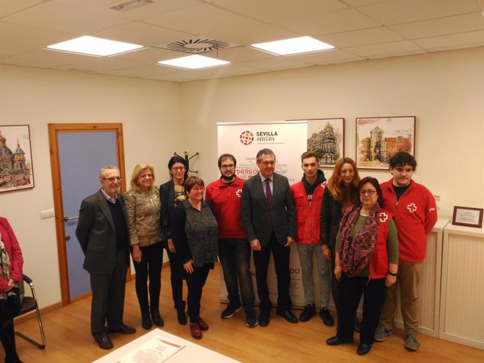El alcalde de Sevilla, Juan Espadas, durante su visita a las instalaciones de Cruz Roja