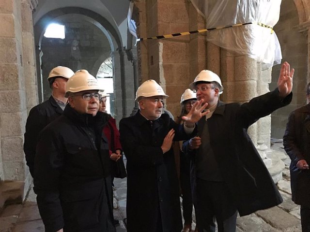 El delegado del Gobierno, Javier Losada, y el alcalde de Santiago, Xosé Sánchez Bugallo, visitan las obras de la Catedral