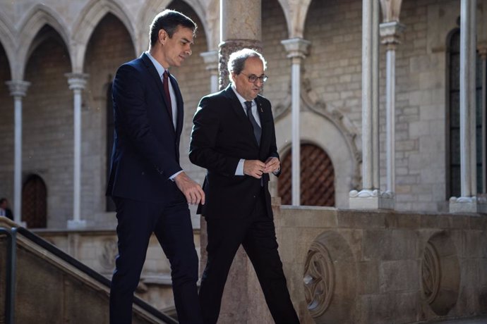 El president de la Generalitat, Quim Torra (dech) i el president del Govern, Pedro Sánchez (izq), a la seva arribada al Palau de la Generalitat, abans de la seva reunió, a Barcelona /Catalunya (Espanya), a 6 de febrer de 2020.