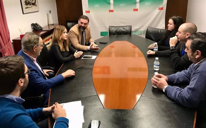 La secretaria general del PSOE de Sevilla y diputada, Verónica Pérez, se reúne con representantes de la plantilla de la limpieza de las sedes judiciales