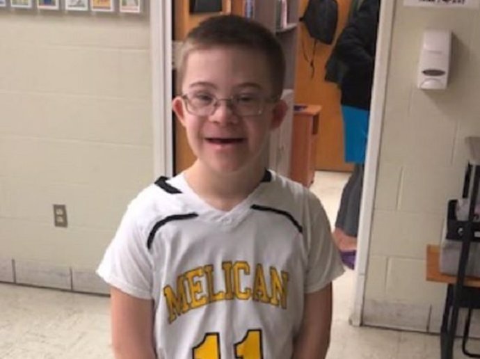 Liam Fitzgerald, superviviente de cáncer con síndrome de Down de 14 años, debuta al baloncesto con su equipo del colegio y marca seis puntos