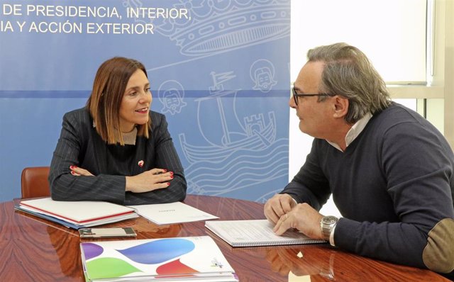 La consejera de Presidencia, Interior, Justicia y Acción Exterior, Paula Fernández Viaña, se reúne con el alcalde de Vega de Pas, Juan Carlos García