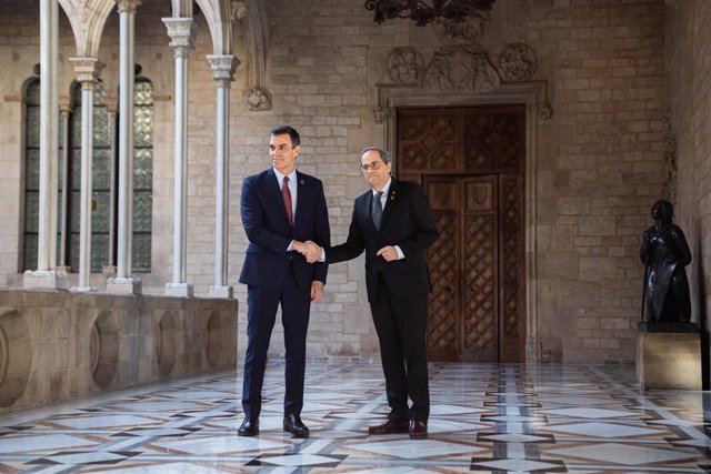 El presidente de la Generalitat, Quim Torra (dech) y el presidente del Gobierno, Pedro Sánchez (izq), posan juntos en el Palau de la Generalitat, antes de su reunión, en Barcelona /Catalunya (España), a 6 de febrero de 2020.
