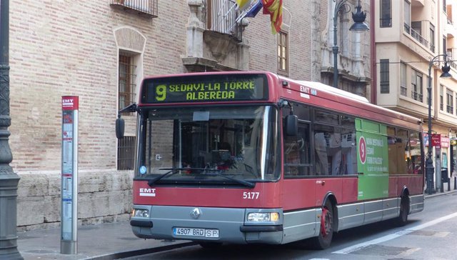 Autobús de la EMT circulando por Valncia 
