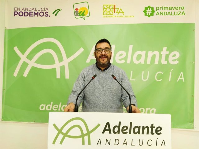 El parlamentario de Adelante Andalucía Guzmán Ahumada en una rueda de prensa.