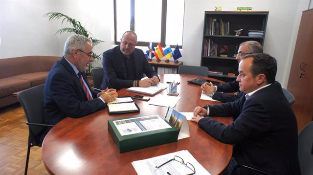 El vicepresidente del Cabildo de Tenerife, Enrique Arriaga, se reúne con el presidente de Fepeco, Óscar Izquierdo
