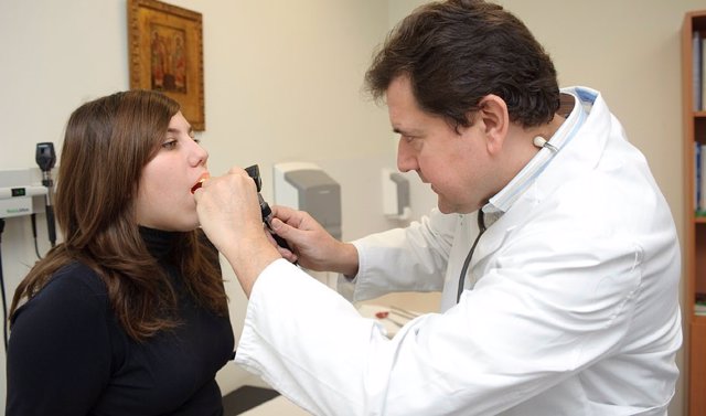 Un médico de Atención Primaria atiende a una joven andaluza en un centro de salud, en una imagen de archivo