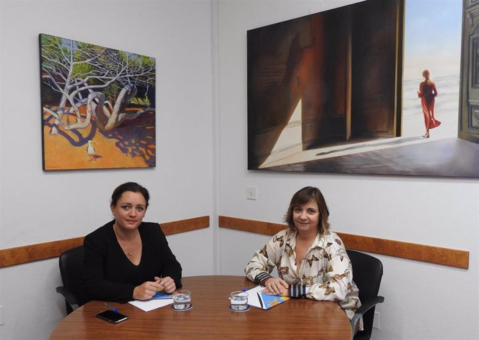 La presidenta del Consell de Formentera, Alejandra Ferrer, y la senadora por las Pitiusas, Patricia Abascal, en una reunión