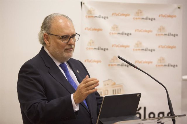 El doctor Miguel Ángel Guzmán, gerente del SAS, en una conferencia y coloquio en el Colegio de Médicos de Málaga
