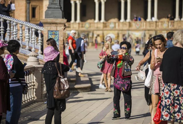 turistas en la Plaza de España de Sevilla