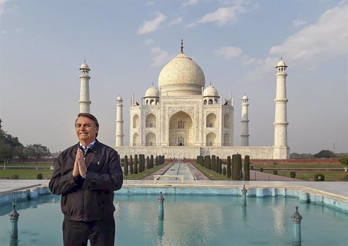Jair Bolsonaro ante el Taj Mahal