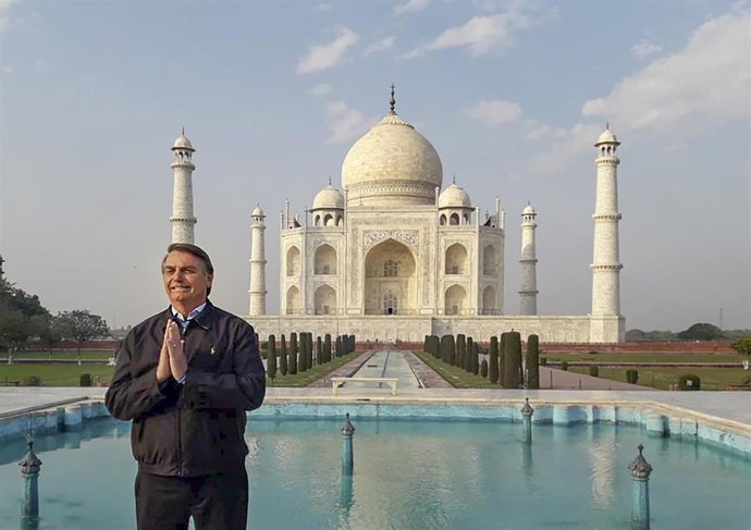 Jair Bolsonaro ante el Taj Mahal