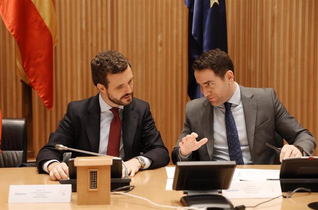 El presidente del PP, Pablo Casado (izq) y el secretario general del Partido Popular, Teodoro García Egea (dech), durante la reunión plenaria del Grupo Parlamentario Popular, en Madrid (España), a 6 de febrero de 2020.