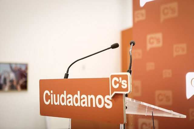 El logo de Ciudadanos en un atril de una sala de prensa.