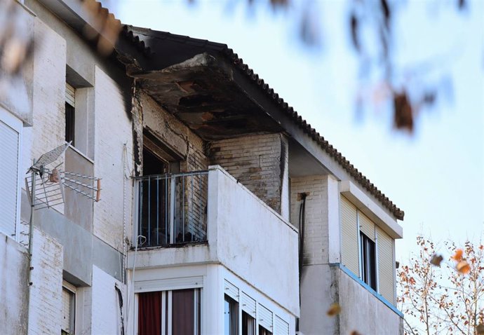 Dos fallecidos y un bebé en la UCI por el incendio de un piso en la barriada de La Hispanidad