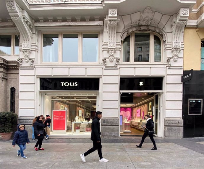 Varias personas pasan frente a una tienda de Tous en Madrid el mismo día en el que se ha conocido que la Audiencia Nacional investiga a esta firma por una presunta estafa por la ausencia de relleno metálico en las joyas que venden, en Madrid a 21 de ene