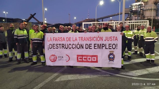 Trabajadores de las empresas auxiliares de la central térmica de Carboneras protestan por la pérdida de empleos
