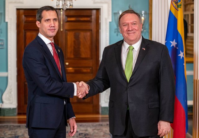 El autoproclamado "presidente encargado" de Venezuela, Juan Guaidó, y el secretario de Estado de Estados Unidos, Mike Pompeo