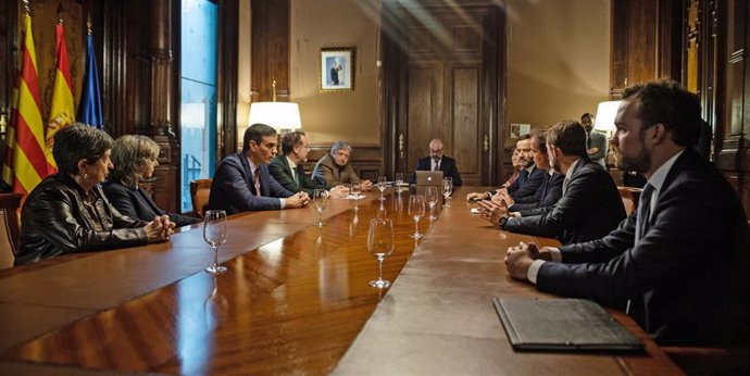 El presidente del Gobierno, Pedro Sánchez (3i) durante su reunión con el presidente de Barcelona Global, Pau Guardans i Cambó (frente a él), en la Delegación del Gobierno en Barcelona (Catalunya, España), a 6 de febrero de 2020.