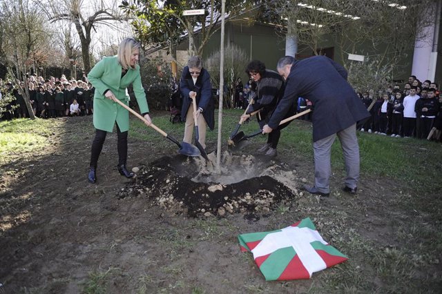 La presidenta de las Juntas Generales de Bizkaia, Ana Otadui, participa en la plantación de un retoño del Árbol de Gernika en el centro Karmengo Ama Ikastetxea de Amorebieta.