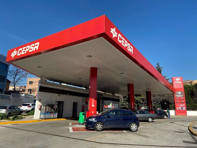 Gasolinera Cepsa desde el exterior, donde pueden verse algunos vehículos repostando combustible, en Madrid a 9 de enero de 2020