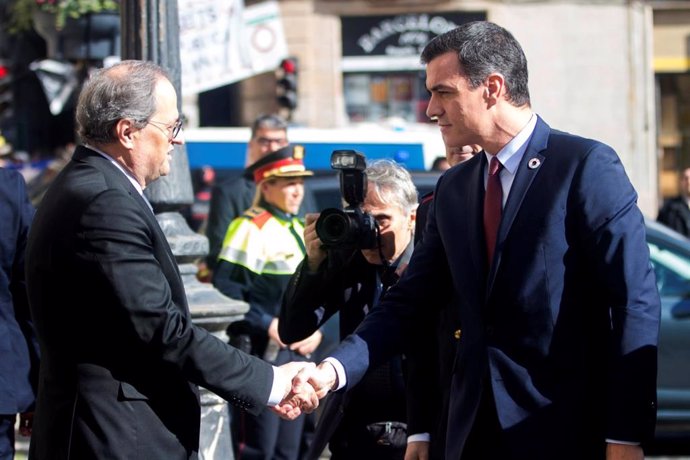 El presidente de la Generalitat, Quim Torra (izq) recibe al presidente del Gobierno, Pedro Sánchez (dech), en el Palau de la Generalitat, antes de su reunión, en Barcelona /Catalunya (España), a 6 de febrero de 2020.