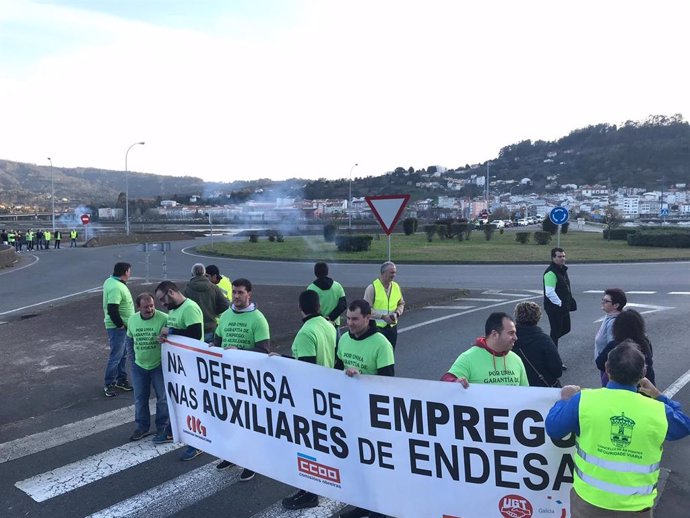 Trabajadores de las auxiliares y de la planta de Endesa en As Pontes cortan el tráfico en Pontedeume